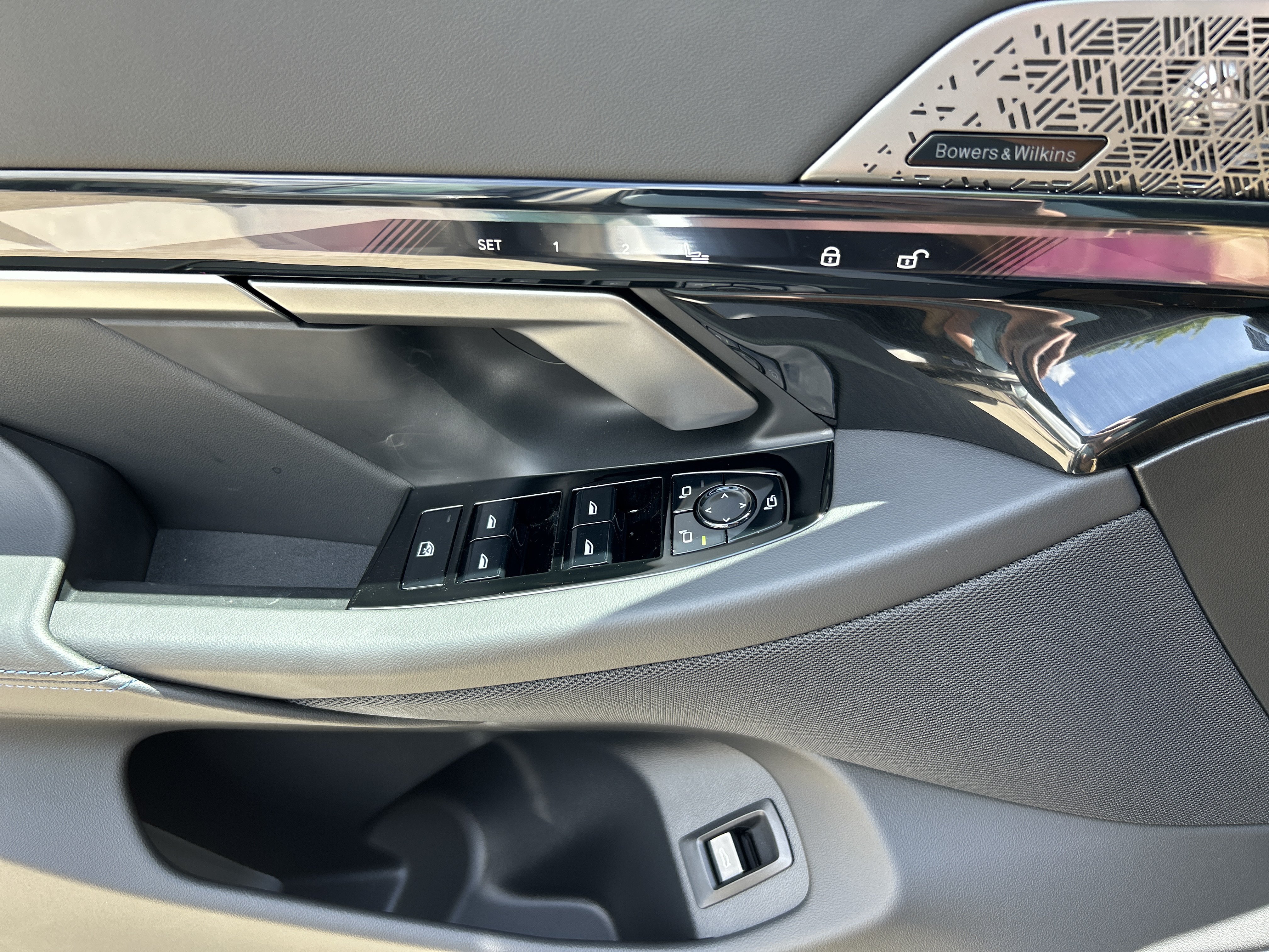 New 2026 OXIDE GREY BMW 550e xDrive image 16