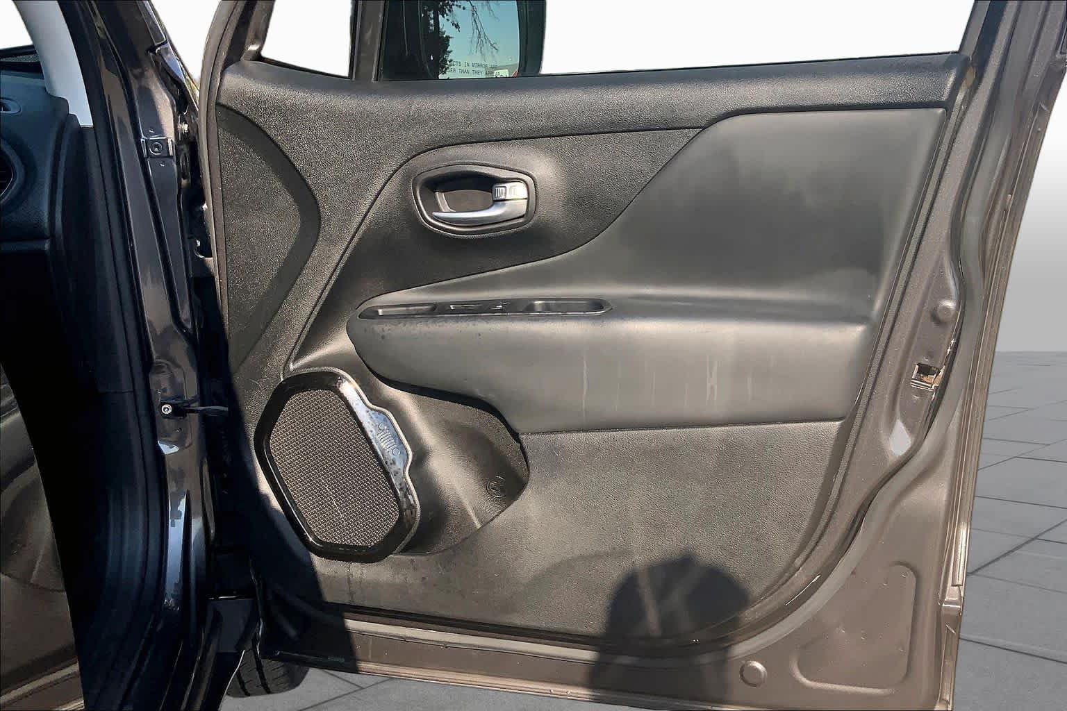 Used 2018 Granite Crystal Metallic Clearcoat Jeep Altitude image 23