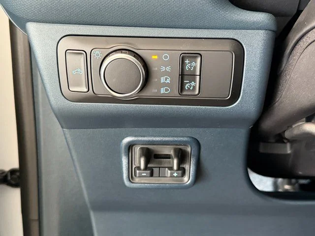 New 2025 Oxford White Ford XLT image 33