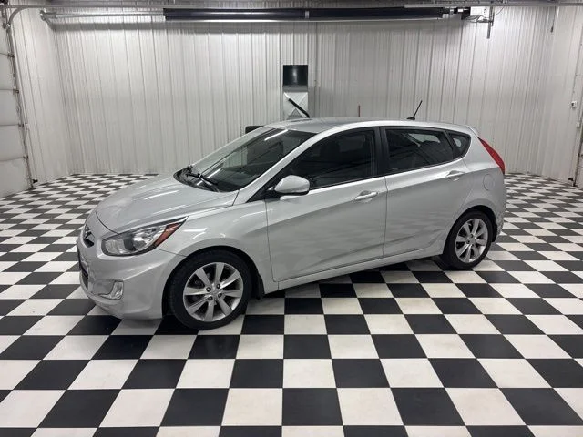 2013 Hyundai Accent SE 5-Door 6-Speed Automatic's photo