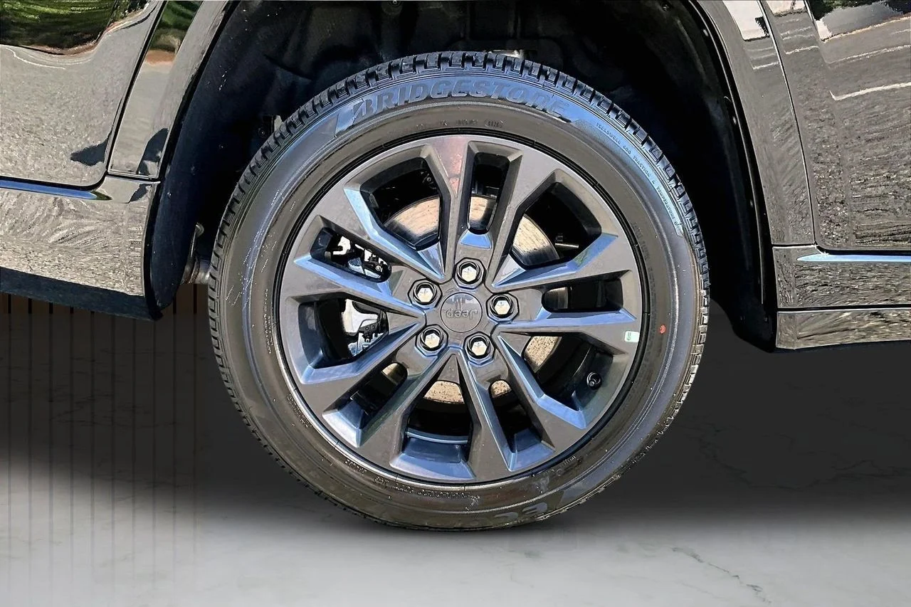 New 2026 Diamond Black Crystal Pearl-Coat Exterior Paint Jeep Limited image 36