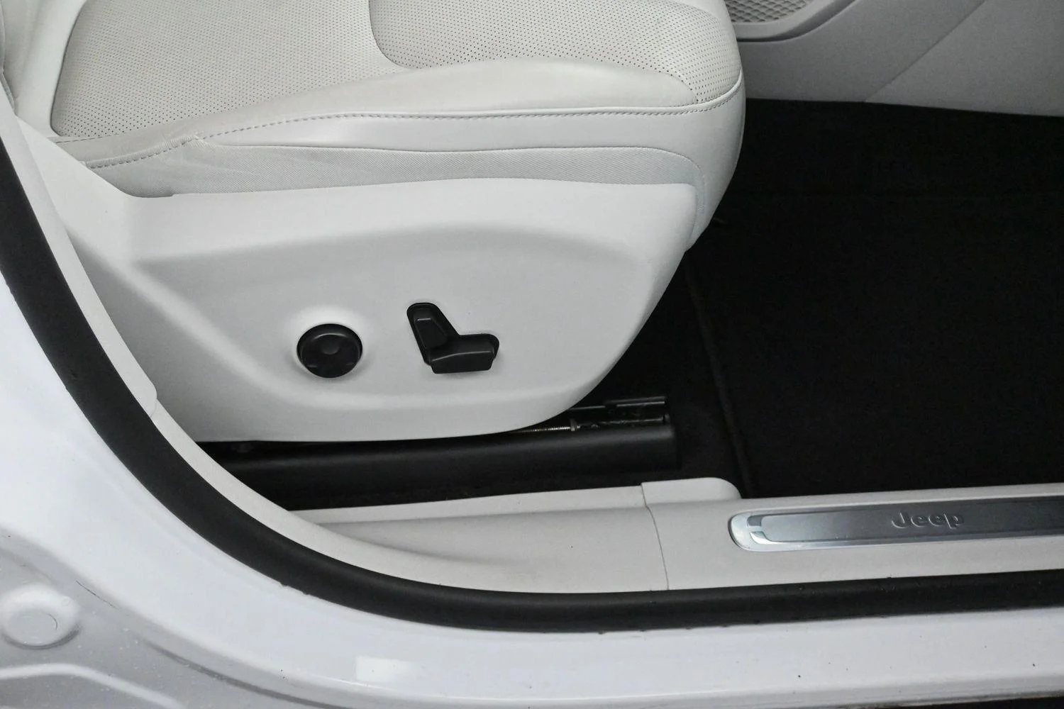 Used 2019 Bright White Clearcoat Jeep Limited image 29