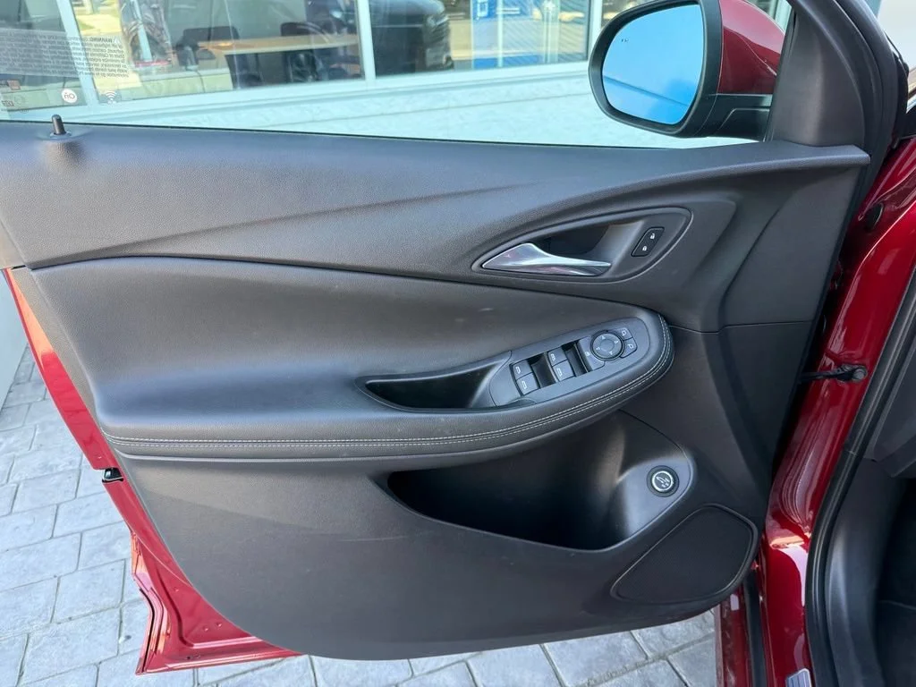 Used 2022 CINNABAR METALLIC Buick Select image 30