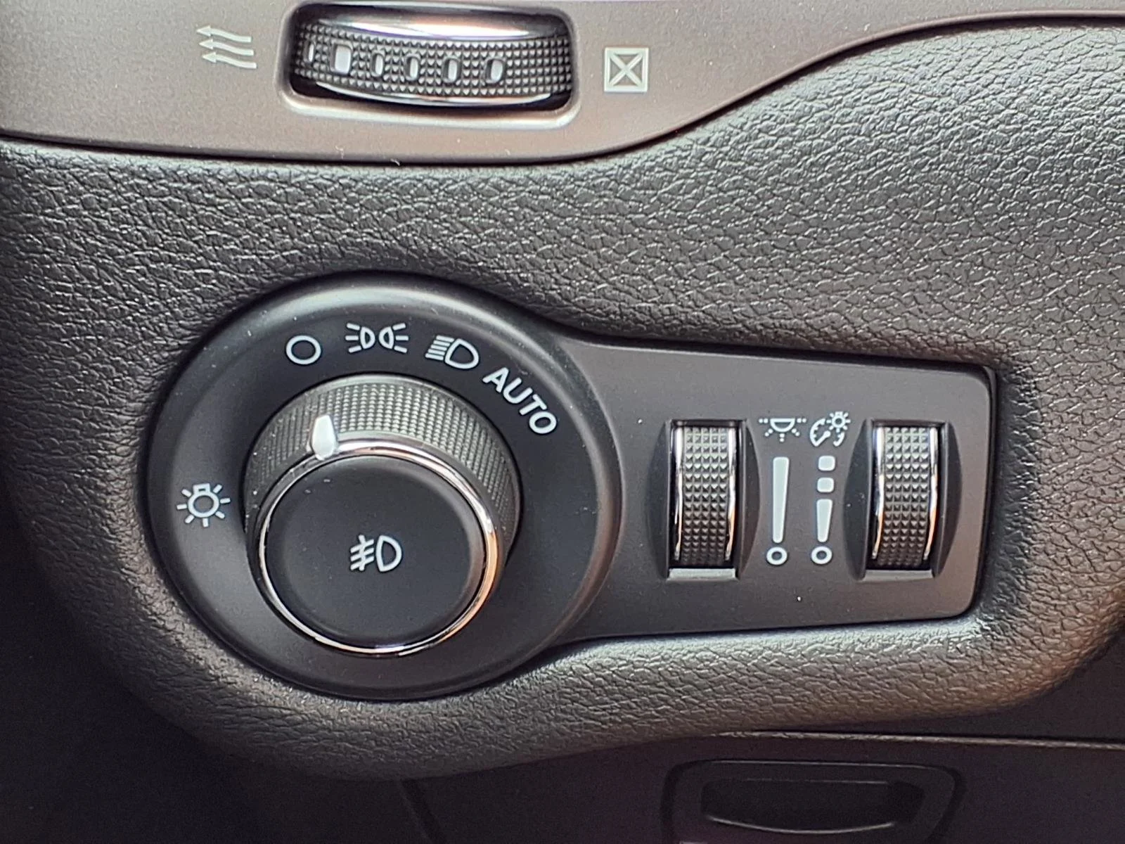 Used 2022 Granite Crystal Metallic Clearcoat Jeep Latitude Lux image 12