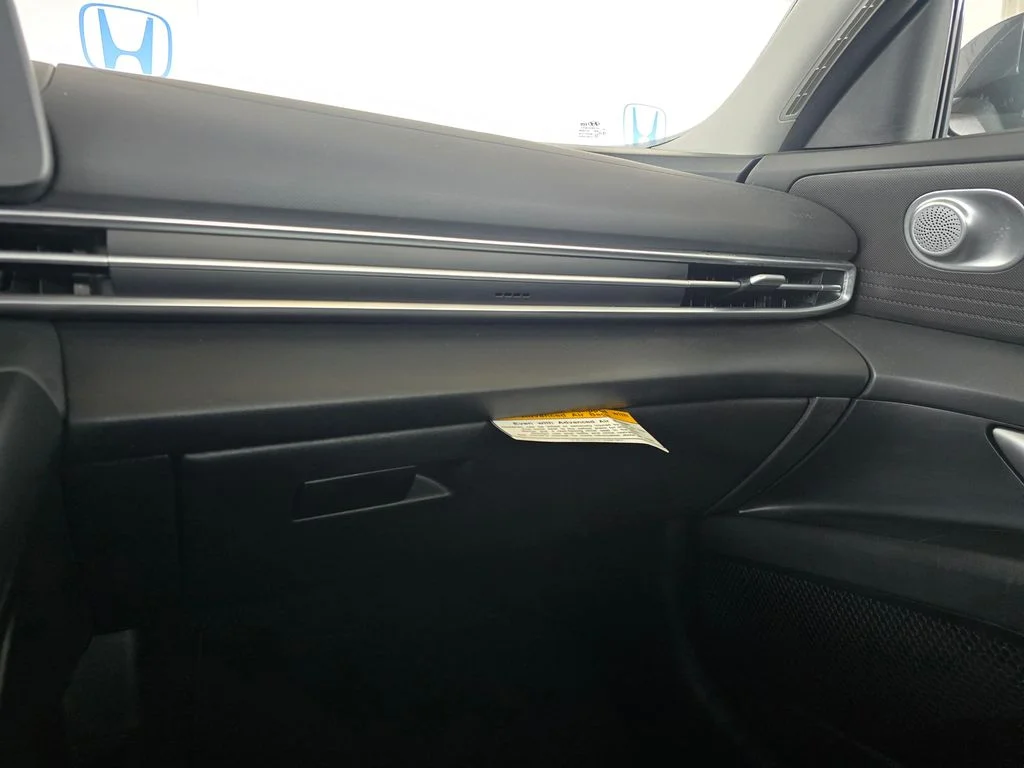 Used 2025  Hyundai SE image 28