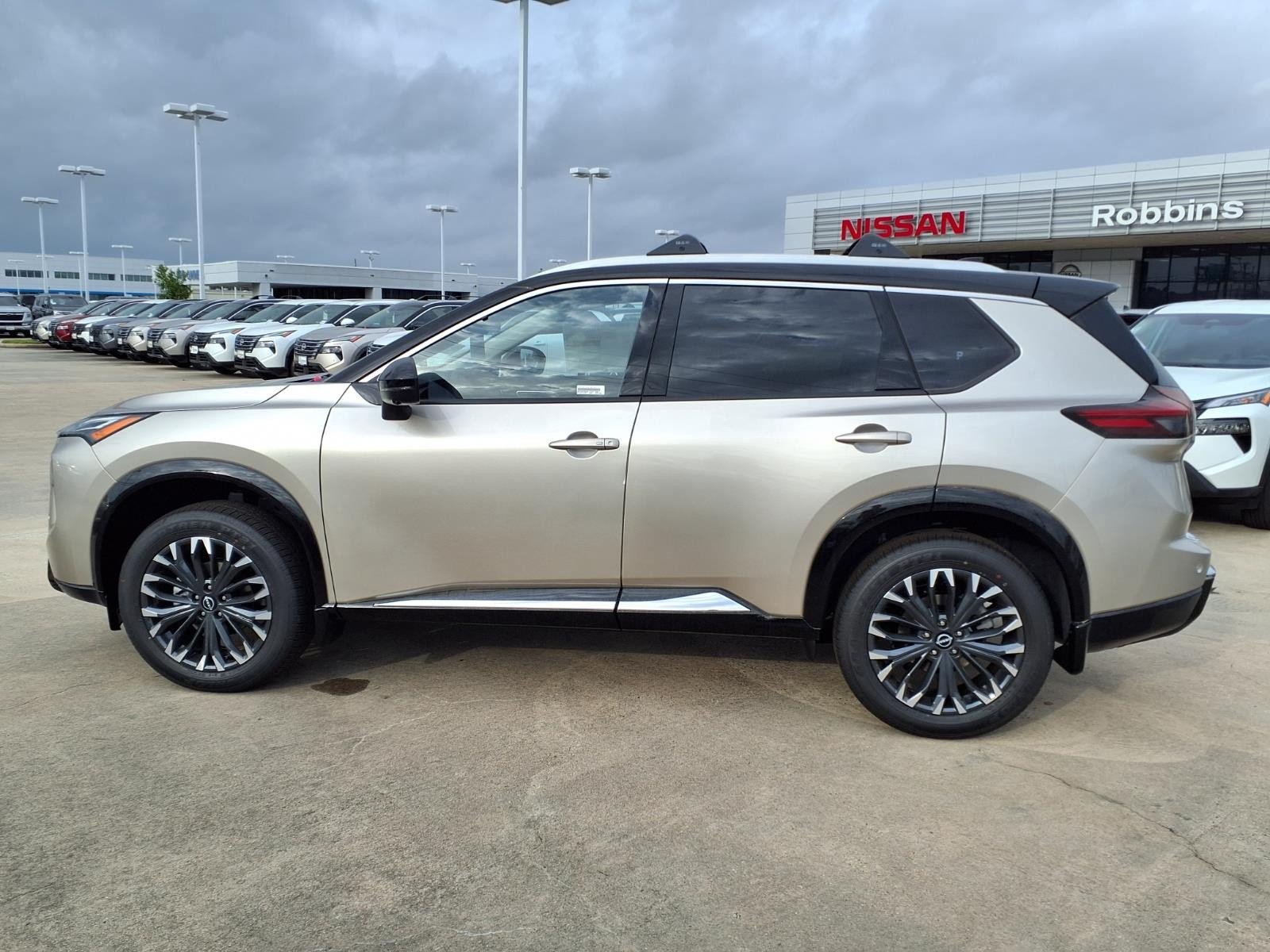 New 2026 Champagne Silver Metallic / Super Black Two-tone Nissan Platinum image 14