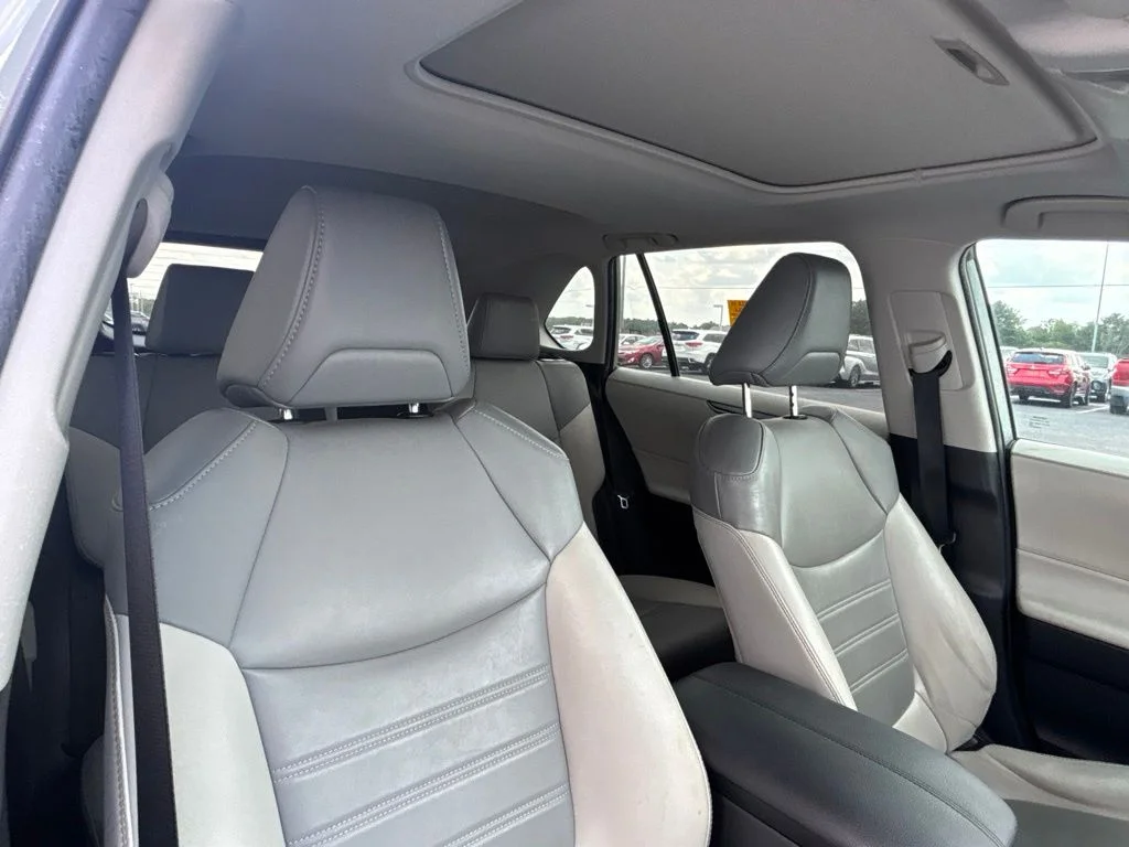 Used 2021  Toyota XLE Premium image 15