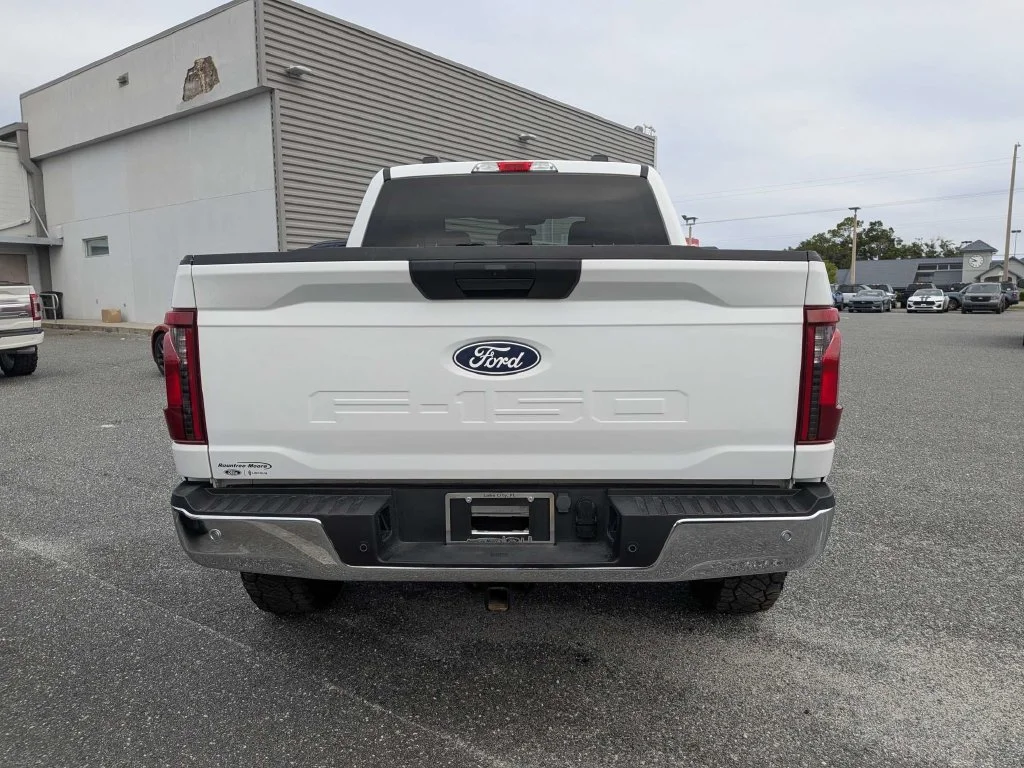Certified Used 2025 Oxford White Ford XLT image 4