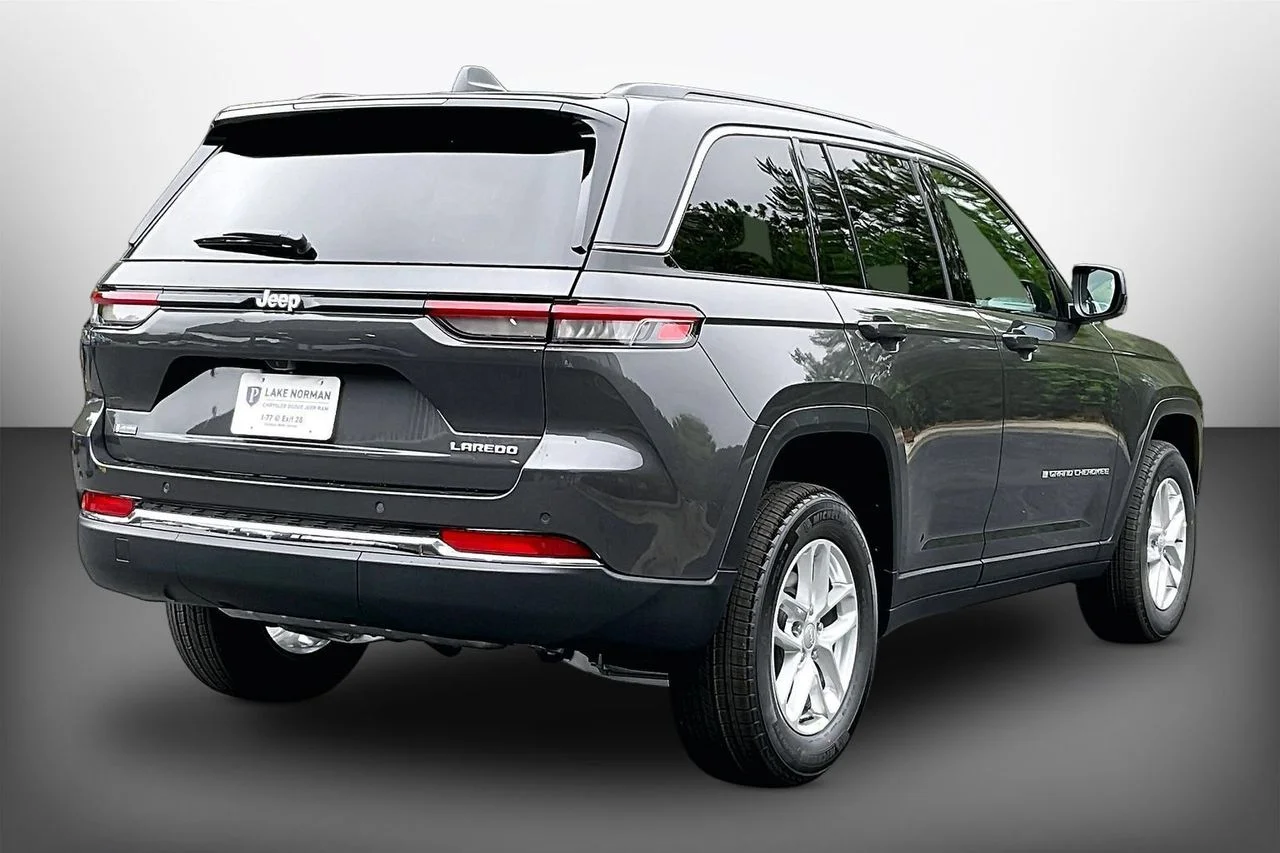 New 2026 Baltic Gray Metallic Clearcoat Jeep Laredo image 8