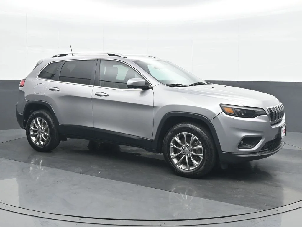 Used 2019 Silver Jeep Latitude Plus image 8