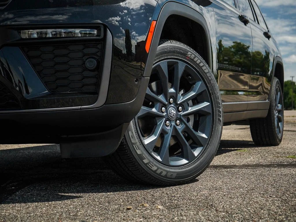 New 2026 Diamond Black Crystal Pearlcoat Jeep Limited image 5