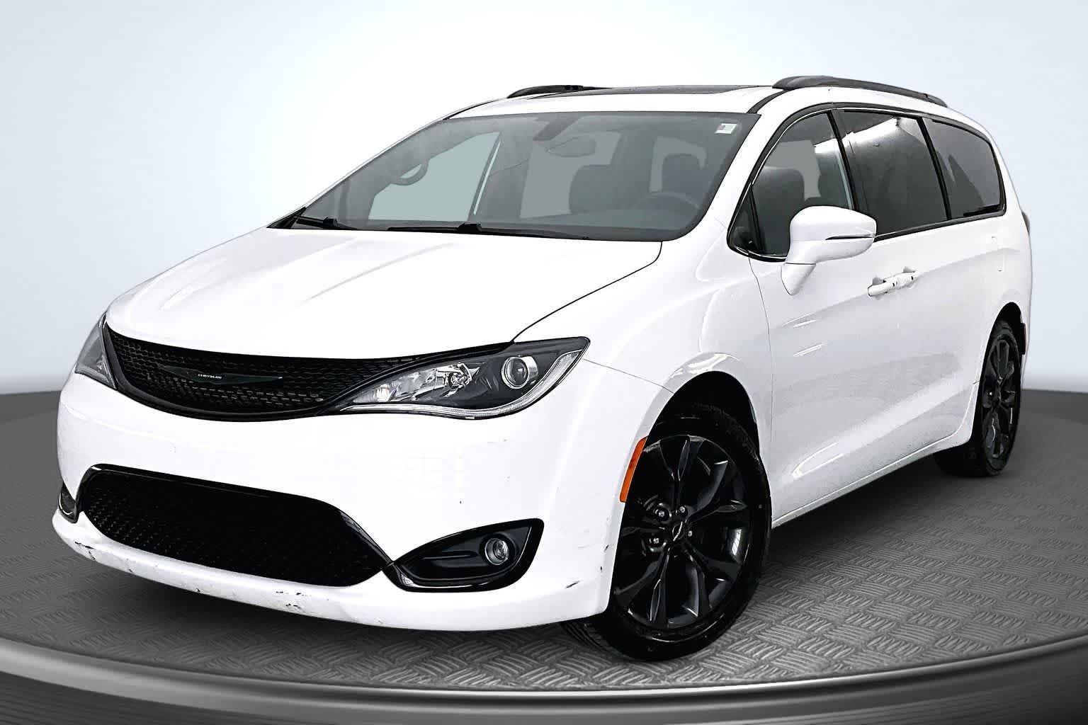 2020 Chrysler Pacifica Limited's photo