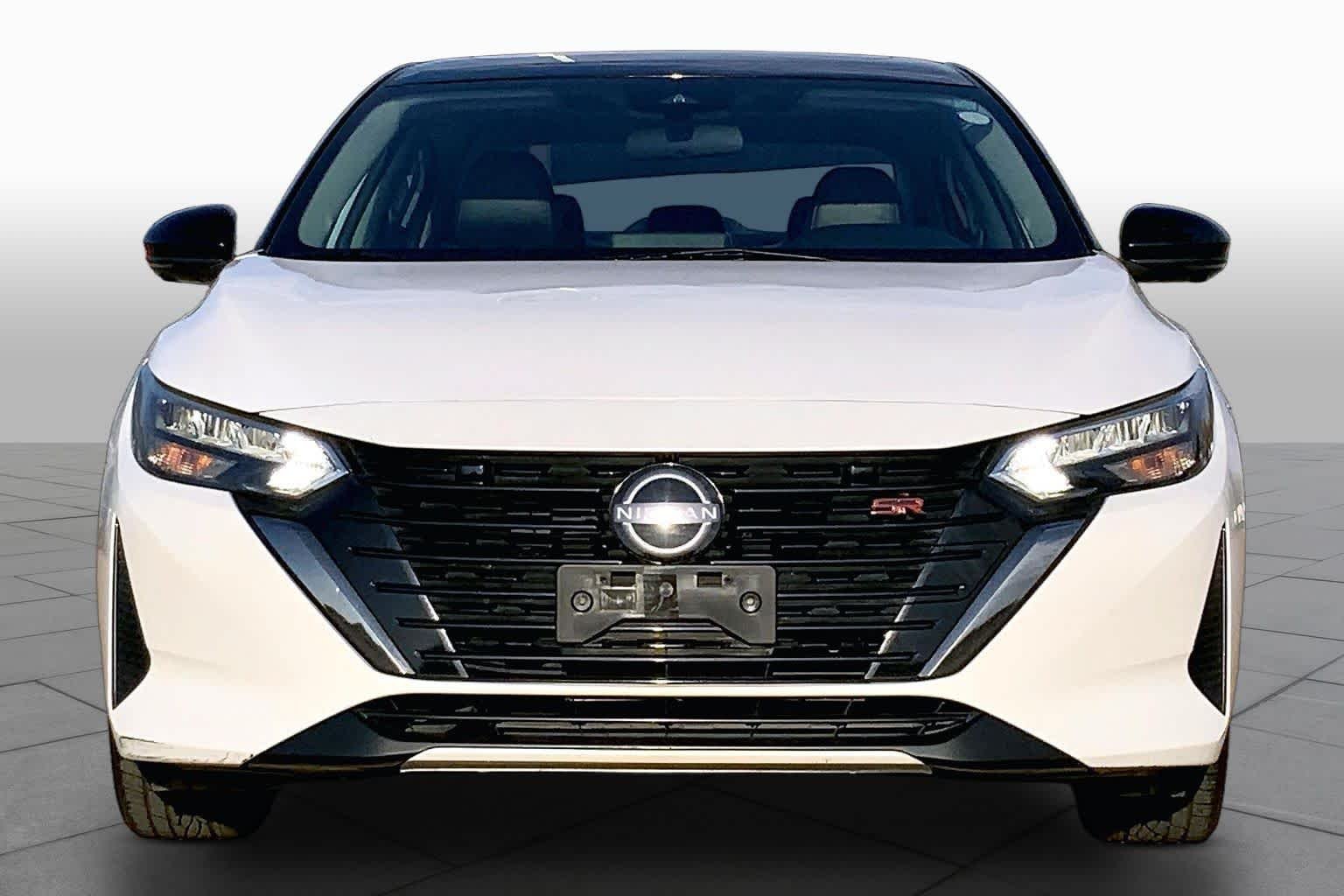 Used 2025 Aspen White Tricoat/Super Black Nissan SR image 4