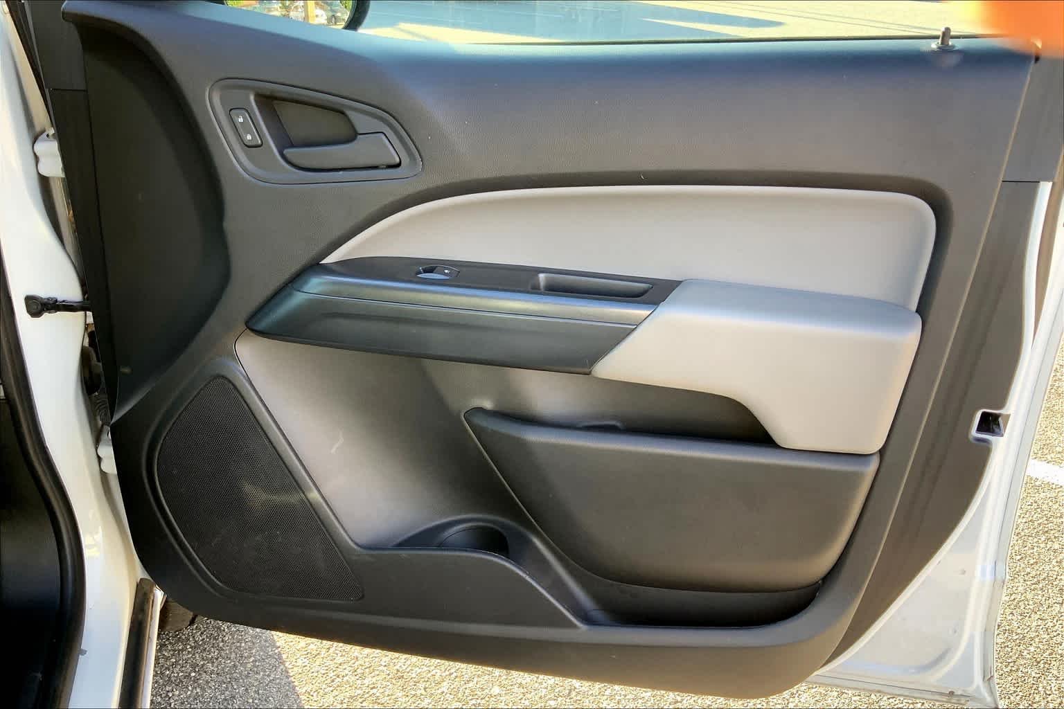 Used 2018 Summit White GMC 2WD image 22