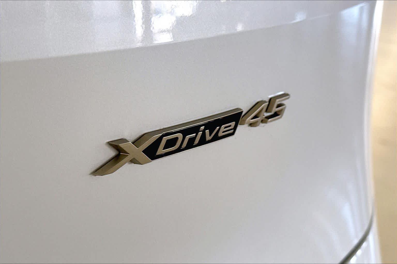 Used 2026 Mineral White Metallic BMW xDrive45 image 9