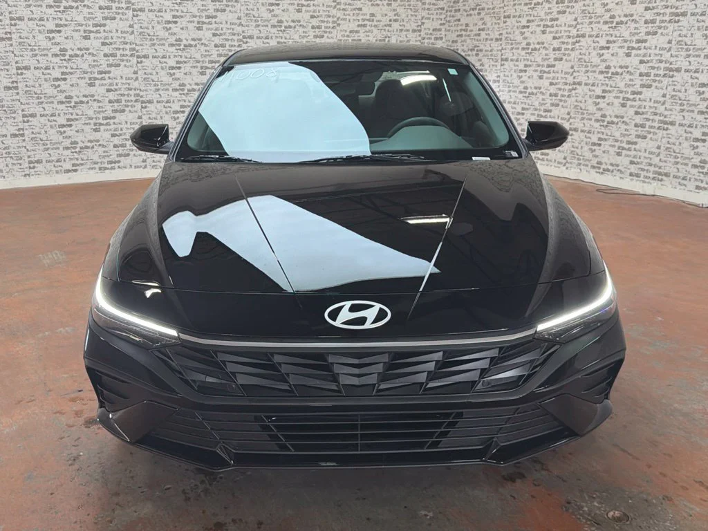 New 2026 Abyss Black Hyundai SE image 2