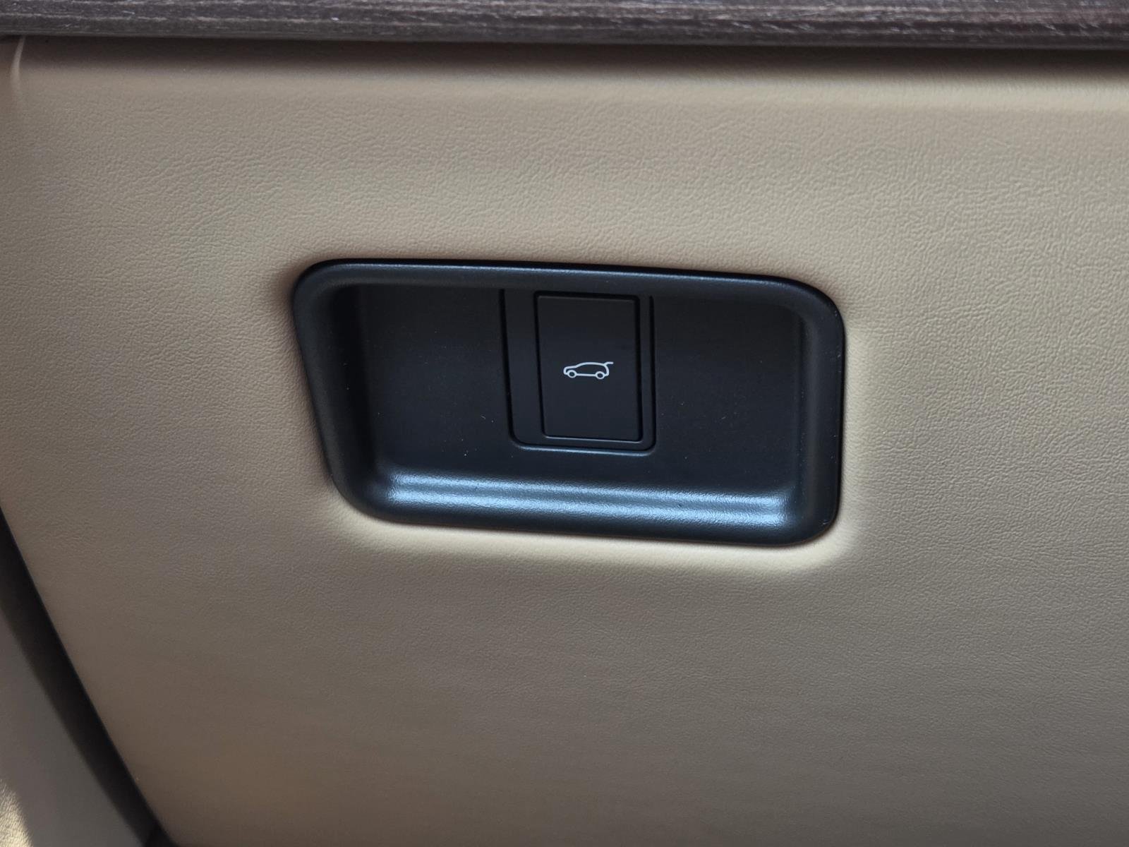 New 2026 Eiger Grey Land Rover SE image 28