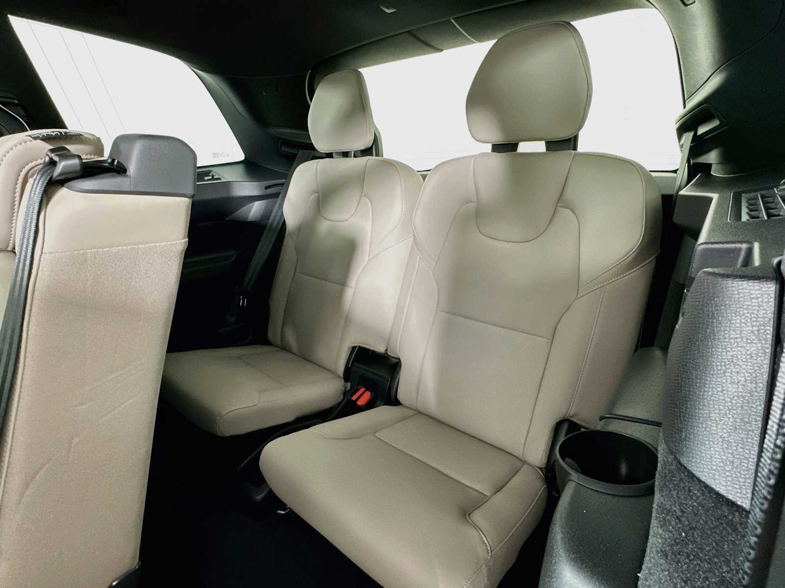 New 2026 Crystal White Volvo Plus image 25