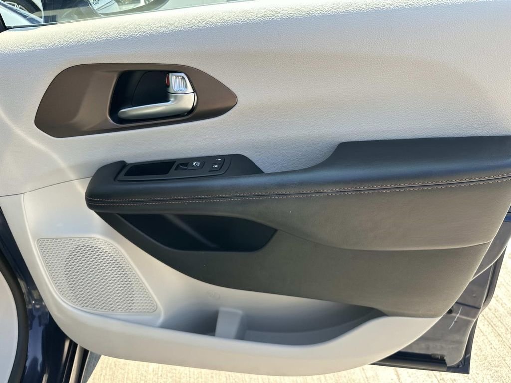 Used 2019 Blue Pearl Chrysler Touring L image 10