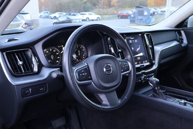 Used 2018 White Volvo T5 Momentum image 7