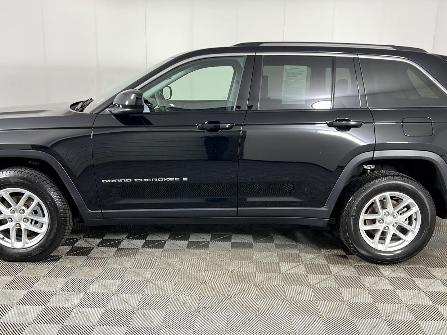 Used 2023 Diamond Black Crystal Pearlcoat Jeep Laredo image 22
