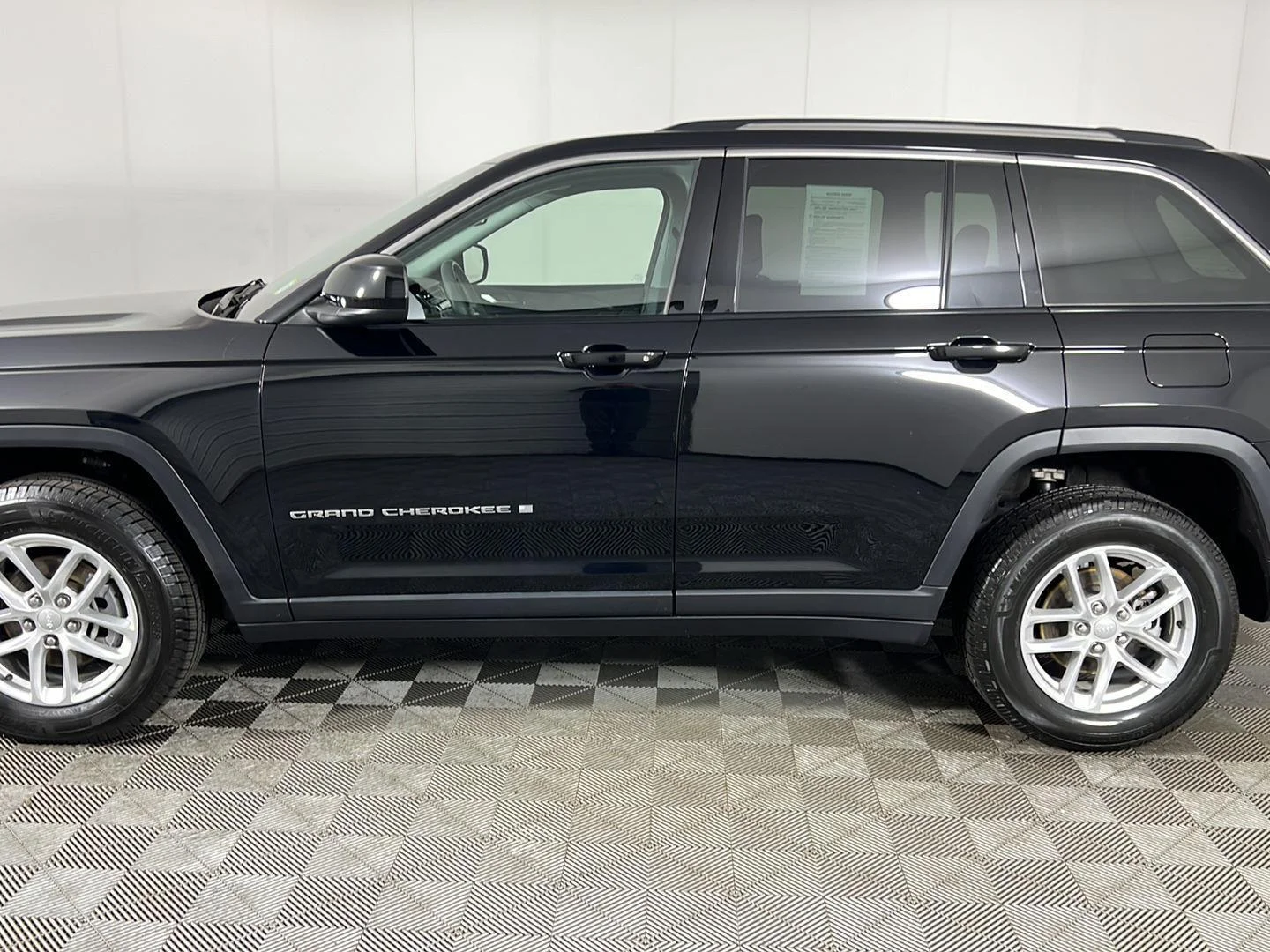 Used 2023 Diamond Black Crystal Pearlcoat Jeep Laredo image 22