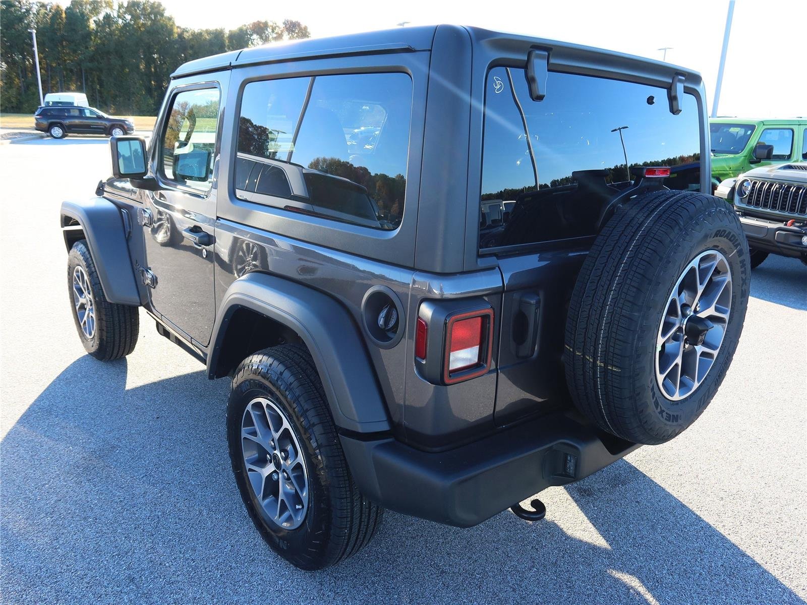 New 2026 Granite Crystal Metallic Clear-Coat Exterior Paint Jeep Sport S image 4