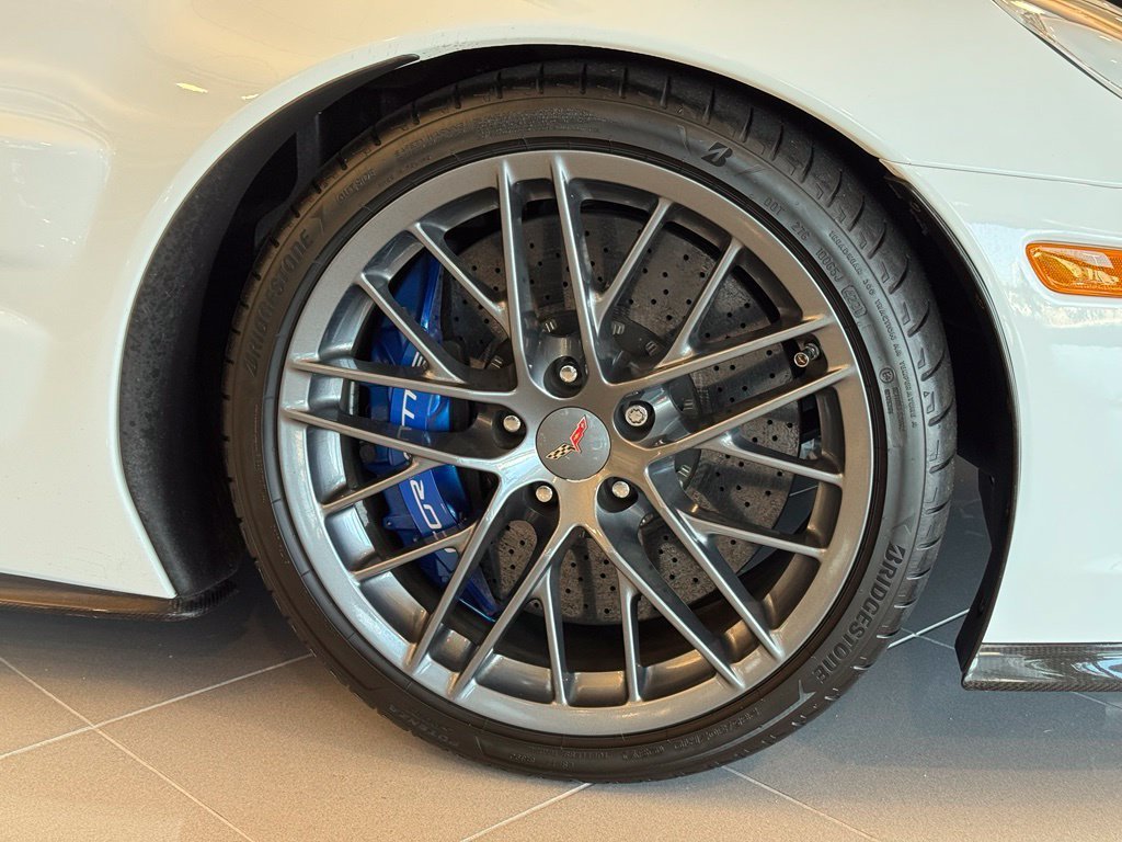 Used 2010 ARCTIC WHITE Chevrolet ZR1 w/1ZR image 6