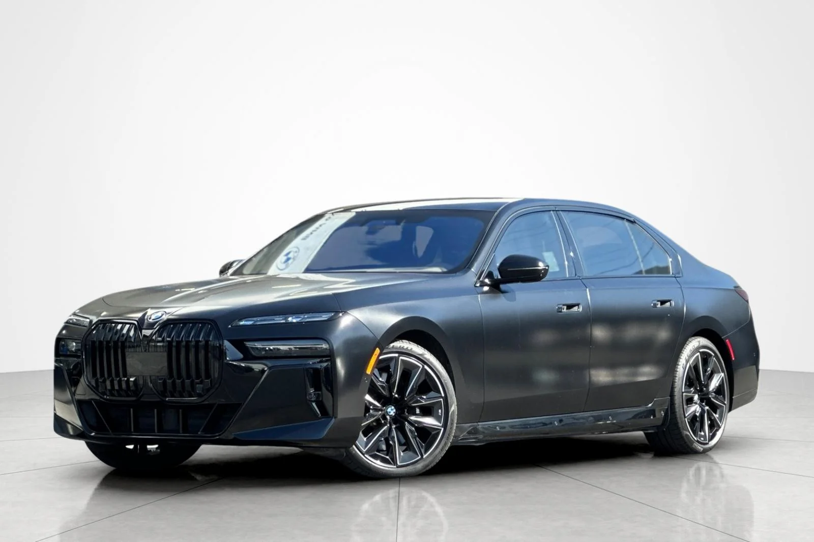 Used 2023 Special Order Color BMW xDrive60 image 1