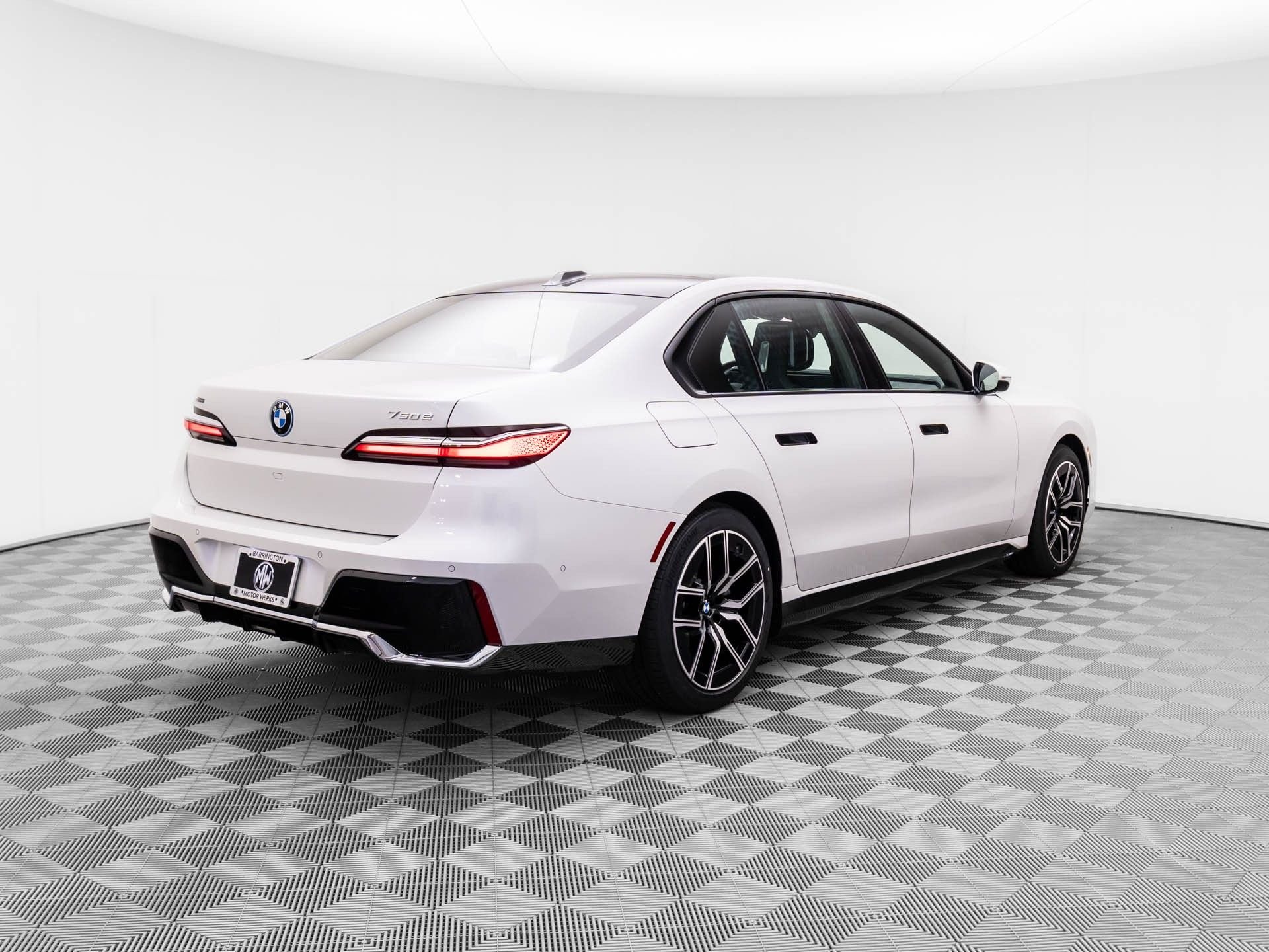 2025 BMW 7 Series 750e - Photo 6