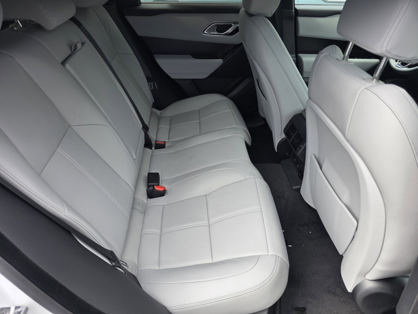 Used 2026 Fuji White Land Rover P250 Belgravia Edition image 5
