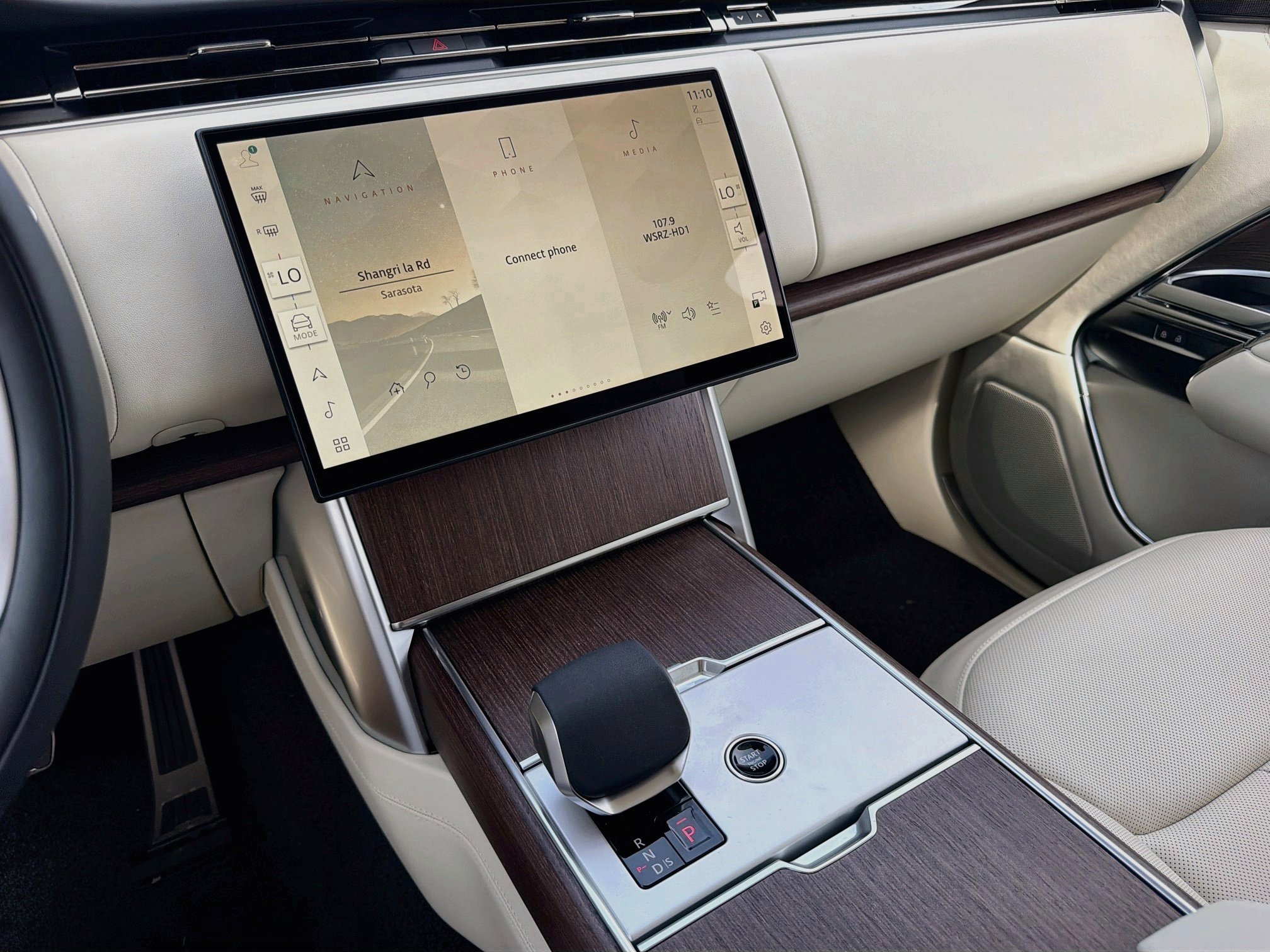 New 2026 Fuji White LAND ROVER SE 7 Seats image 29