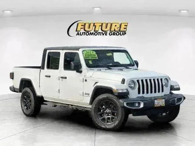 2023 Jeep Gladiator Overland's photo