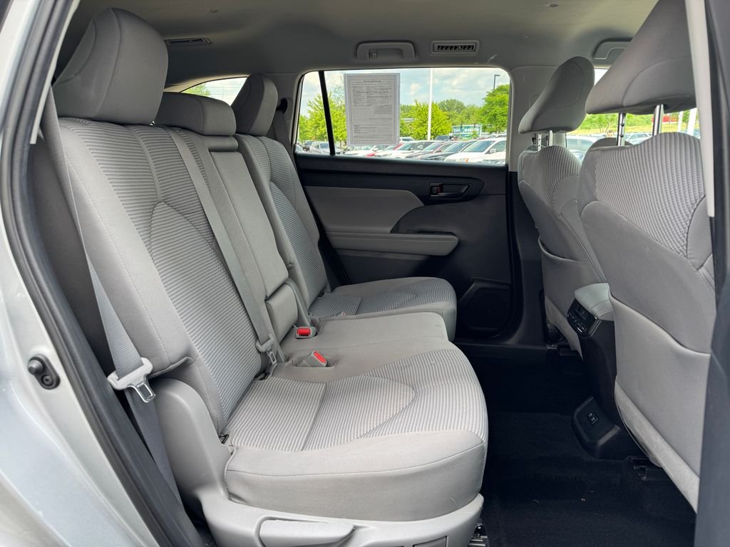 2021 Toyota Highlander LE - Photo 13