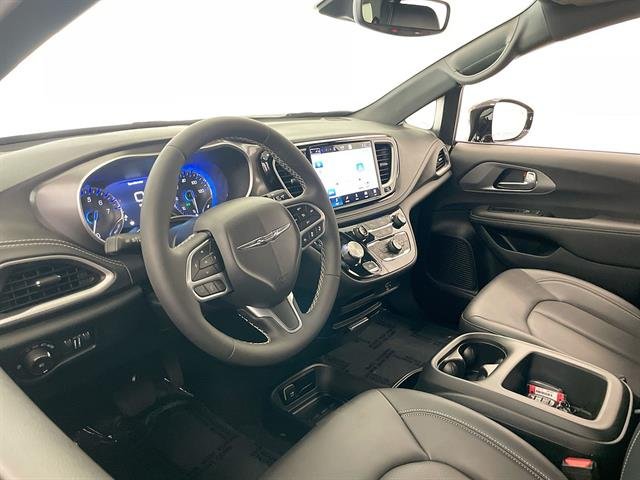 2026 Chrysler Pacifica Select, photo 10 of 12
