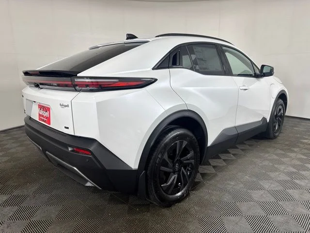 New 2026 Wind Chill Pearl <sup>1</sup> Toyota  SE image 3