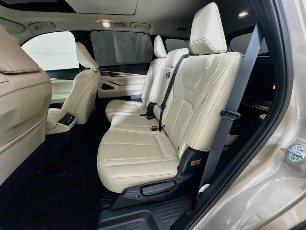 Certified Used 2024 Silver INFINITI LUXE image 33