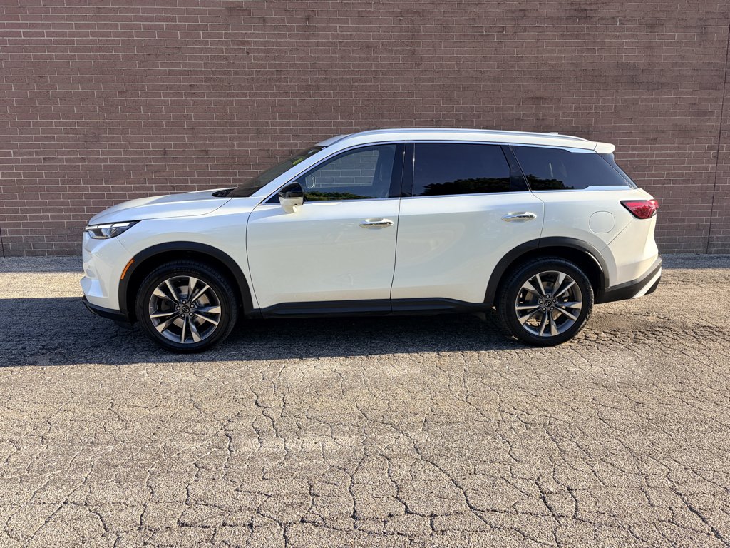 Used 2024 Majestic White INFINITI LUXE image 2