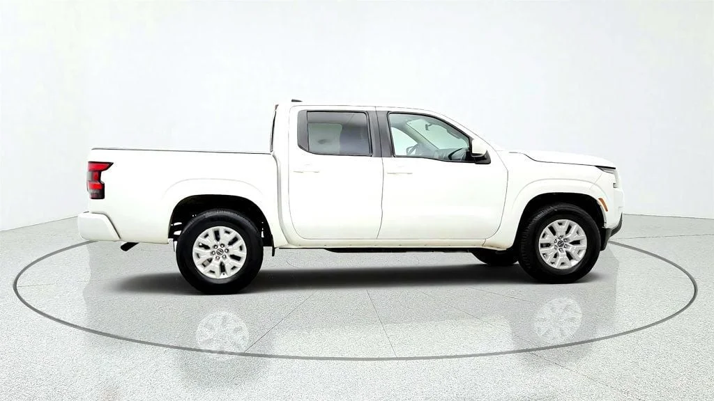 Used 2022 Glacier White Nissan Crew Cab 4x2 SV Automatic image 4