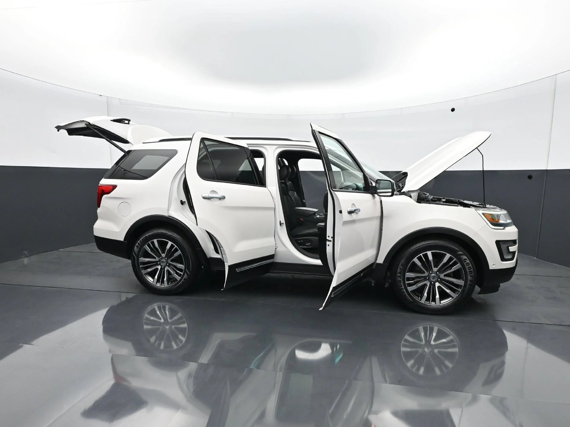 Used 2017  Ford Platinum image 36