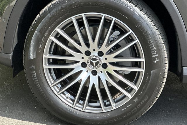 Used 2025  Mercedes-Benz GLC 300 image 25