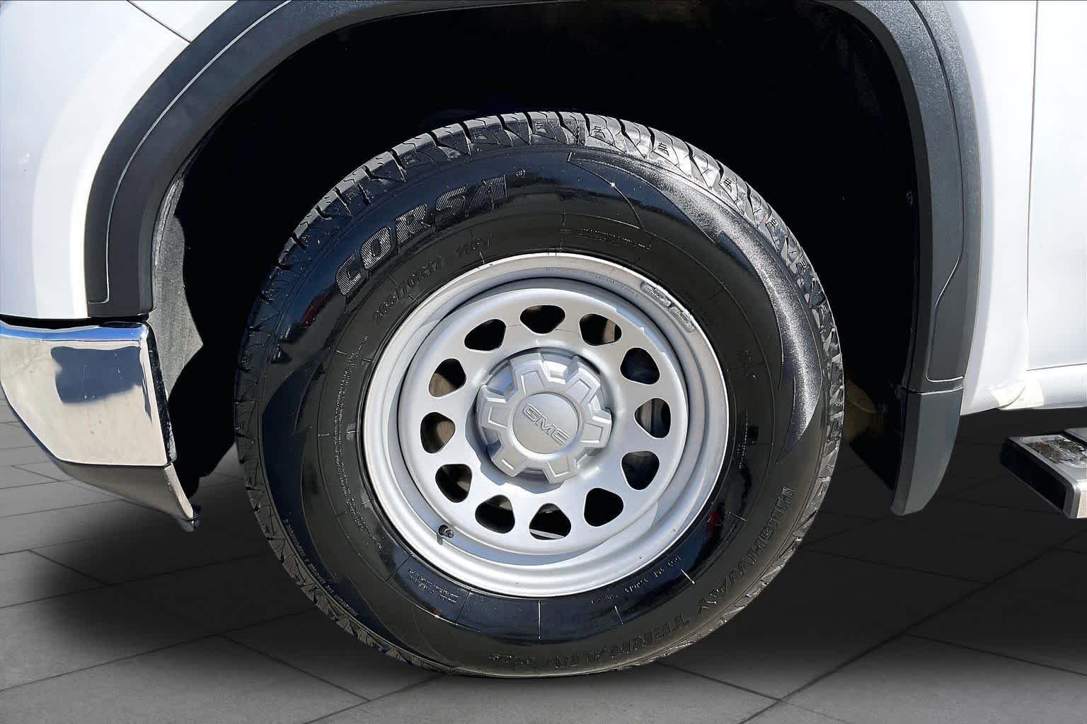 Used 2021 Summit White GMC  image 11