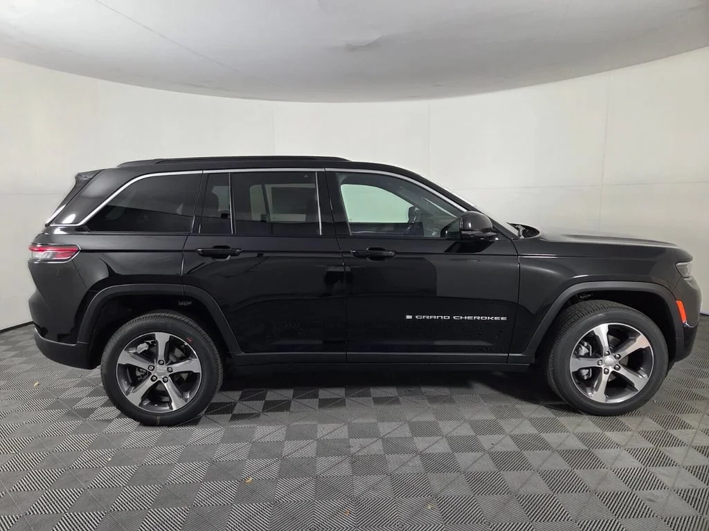 New 2026 Diamond Black Crystal Pearl-Coat Exterior Paint Jeep Limited image 4