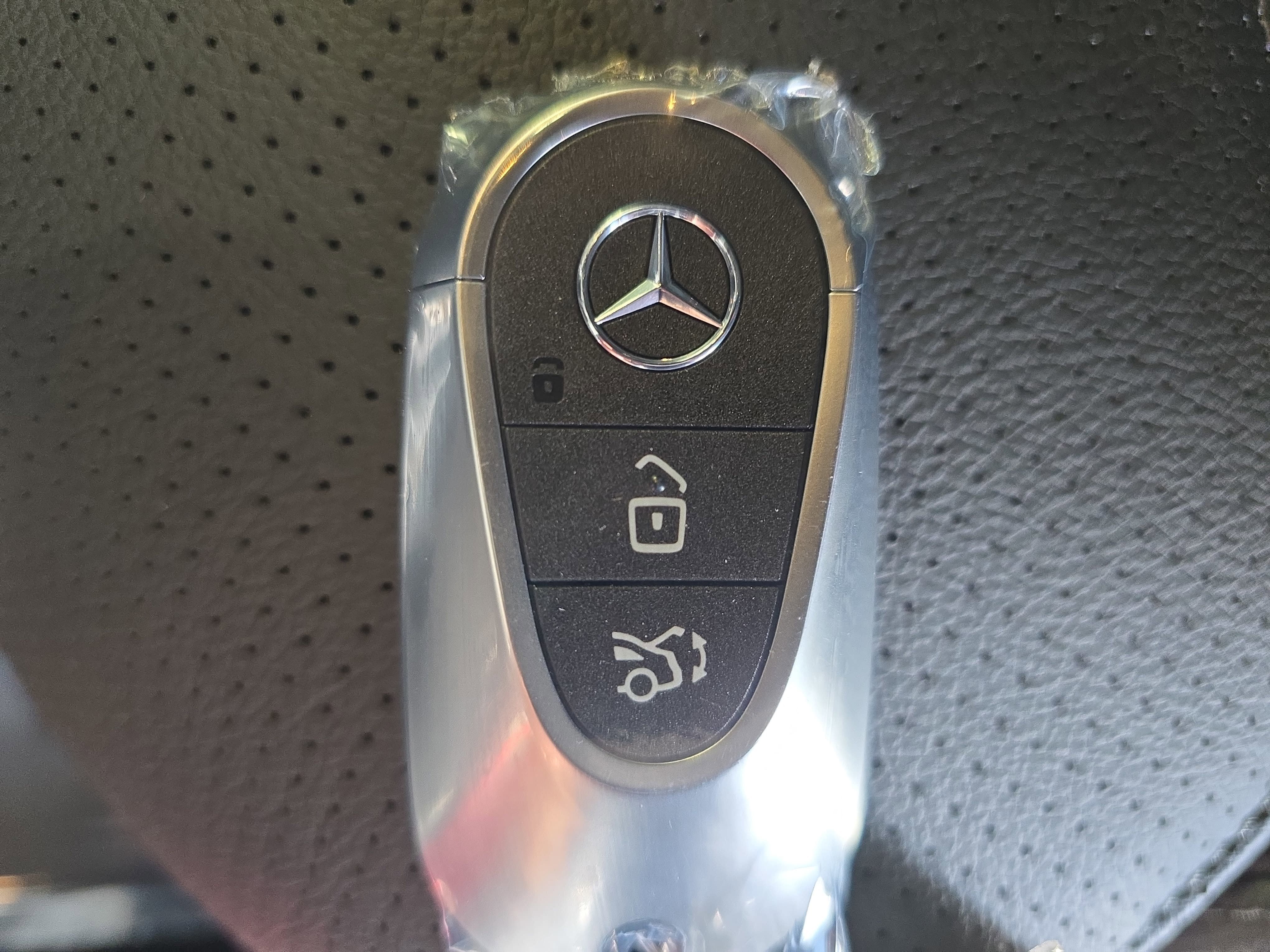 New 2026 MANUFAKTUR Patagonia Red Metallic Mercedes-Benz GLC300 image 35