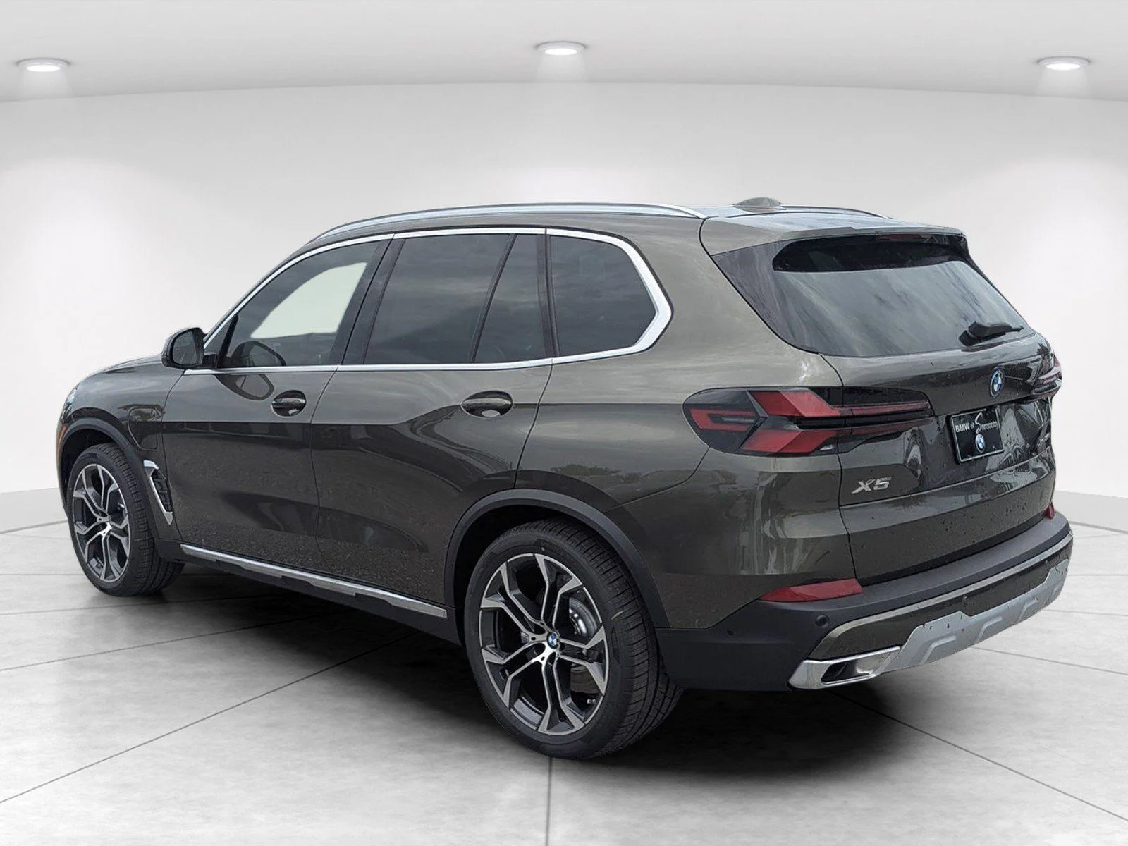 New 2026 Manhattan Green Metallic BMW xDrive50e image 6