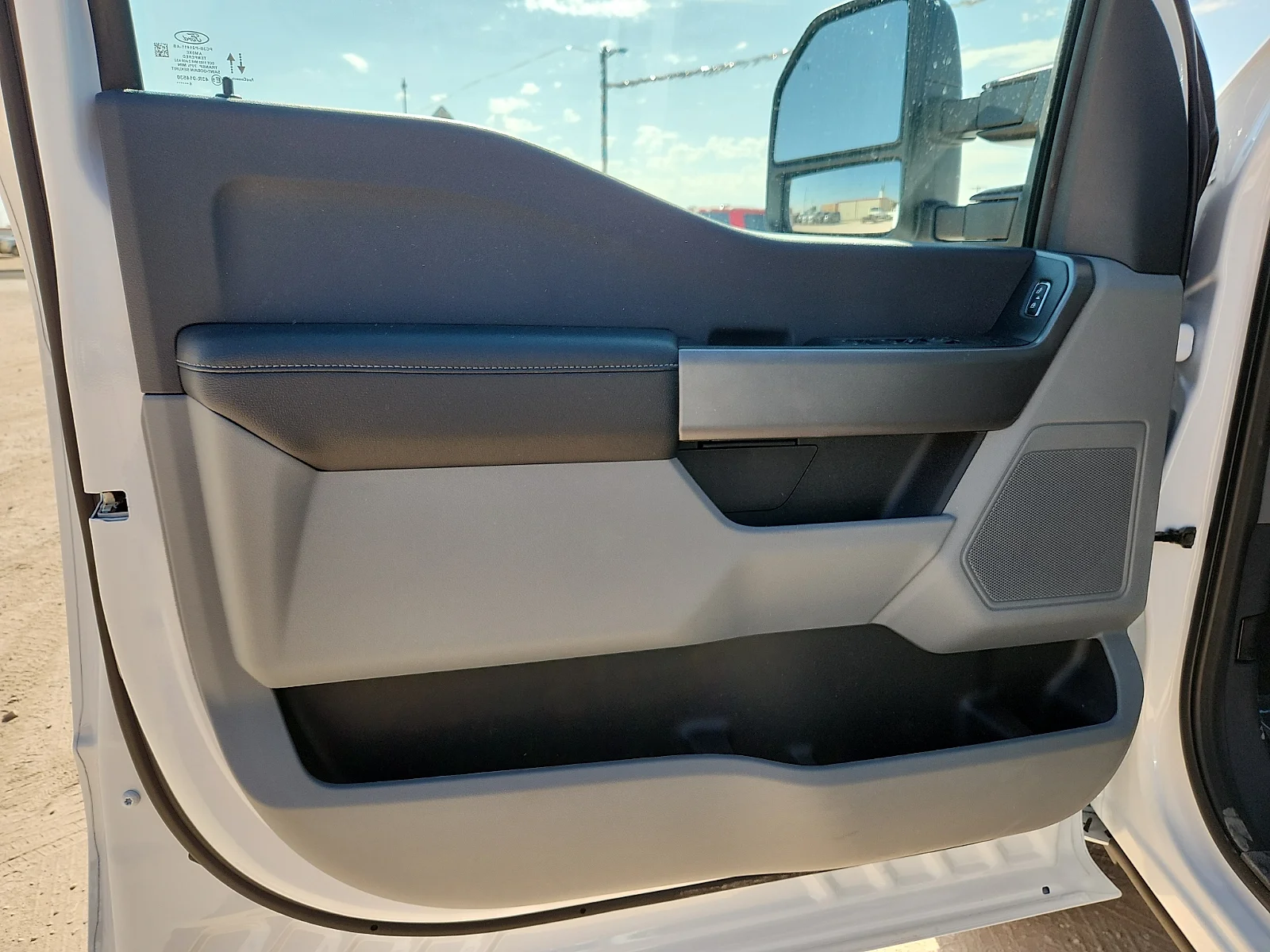 New 2027 Oxford White Ford XLT image 14