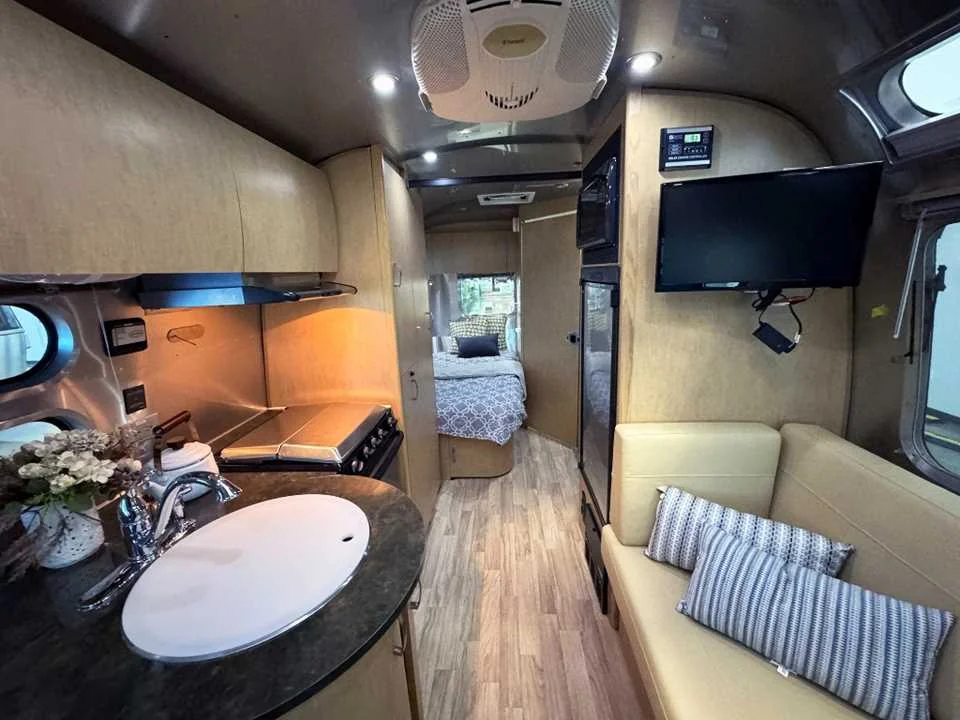 Used 2014 SILVER AIRSTREAM  image 13