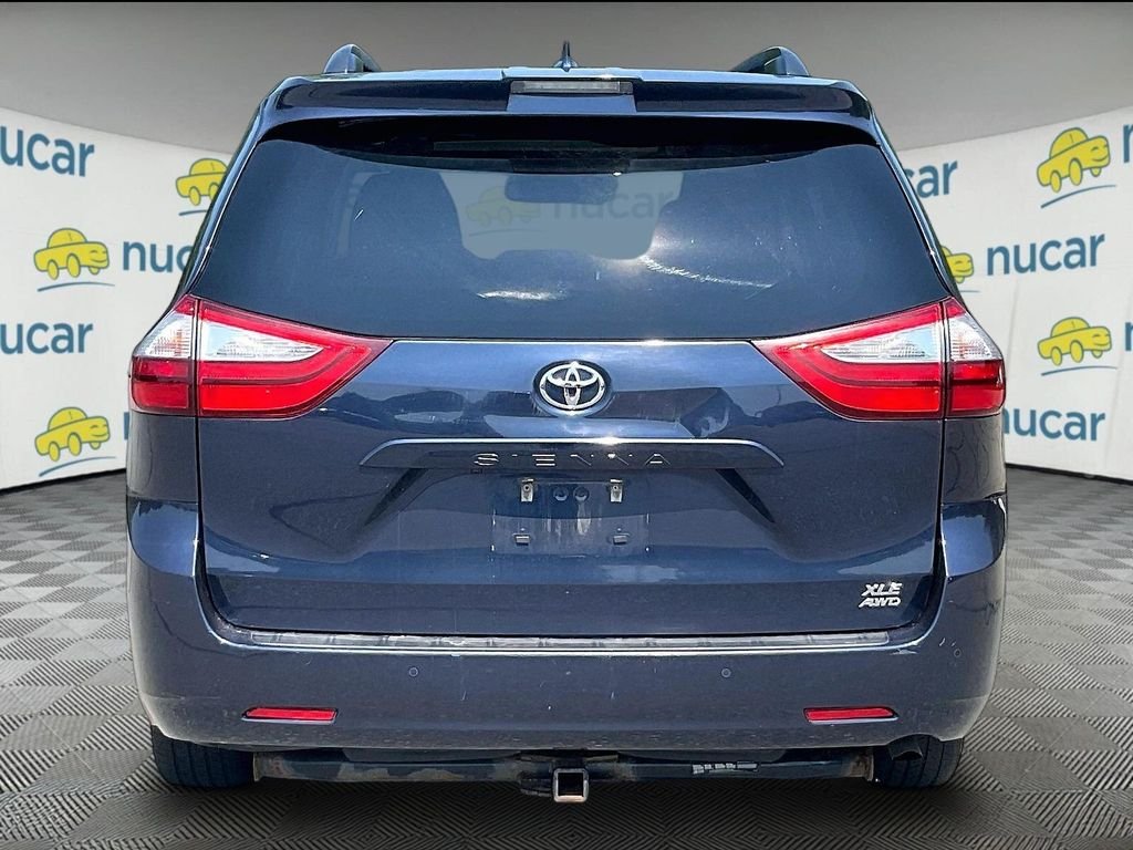 Used 2018 Beige Toyota XLE Premium image 5