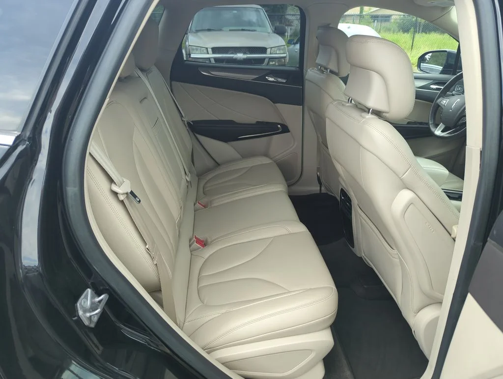 Used 2017 Black Lincoln Premiere image 32