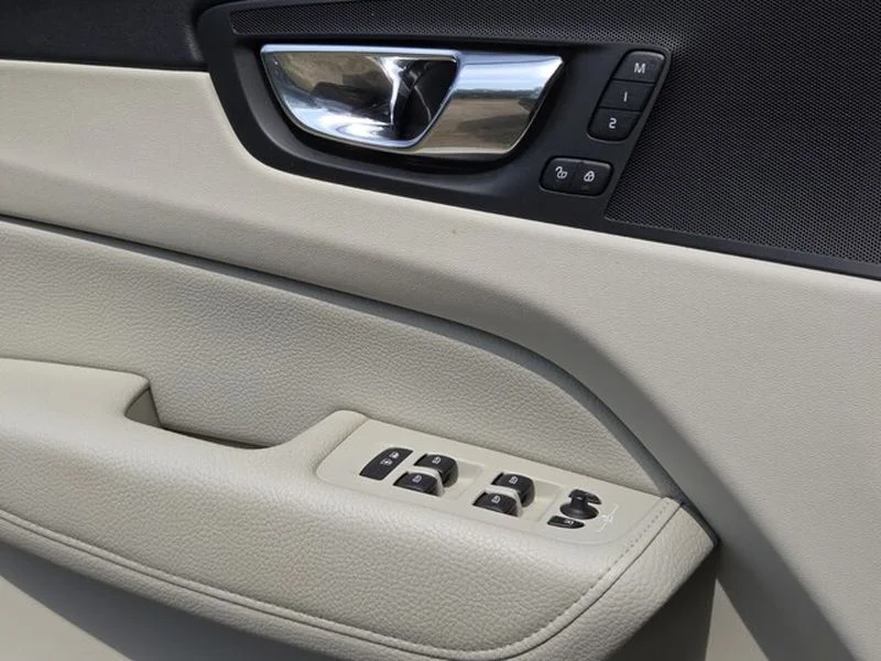 Used 2019 Denim Blue Metallic Volvo Momentum image 27
